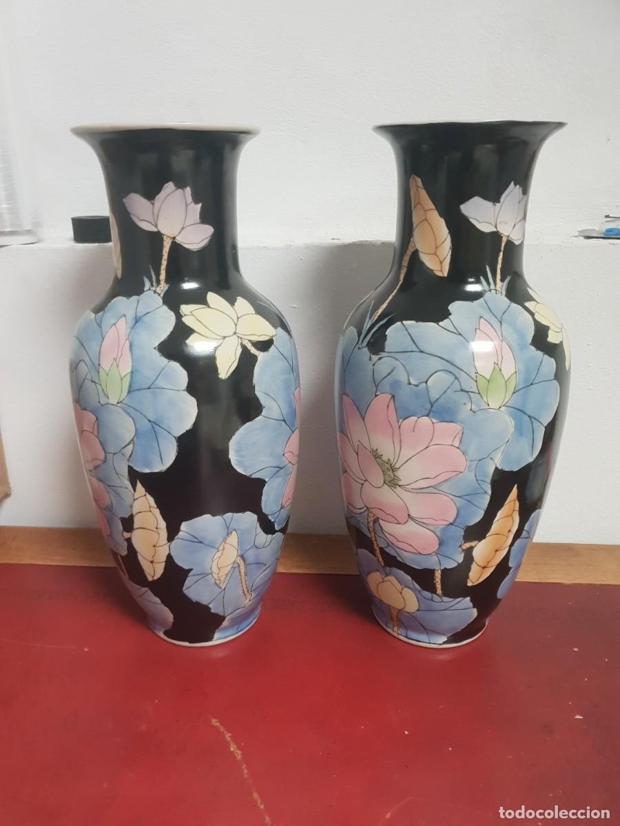 Antig&uuml;edades: Pareja de jarrones porcelana a&ntilde;os 50 pintadis a mano