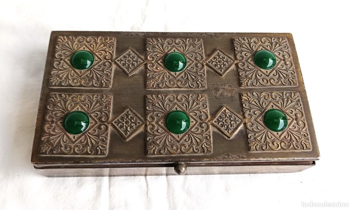 Antig&uuml;edades: Kashmiri box - Madera, Bronce, Lat&oacute;n, Cabujones color esmeralda - India - 19th century