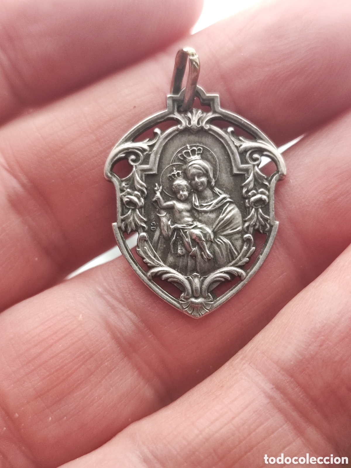 Antiguidades: Bonita medalla de plata de la Virgen del Carmen.