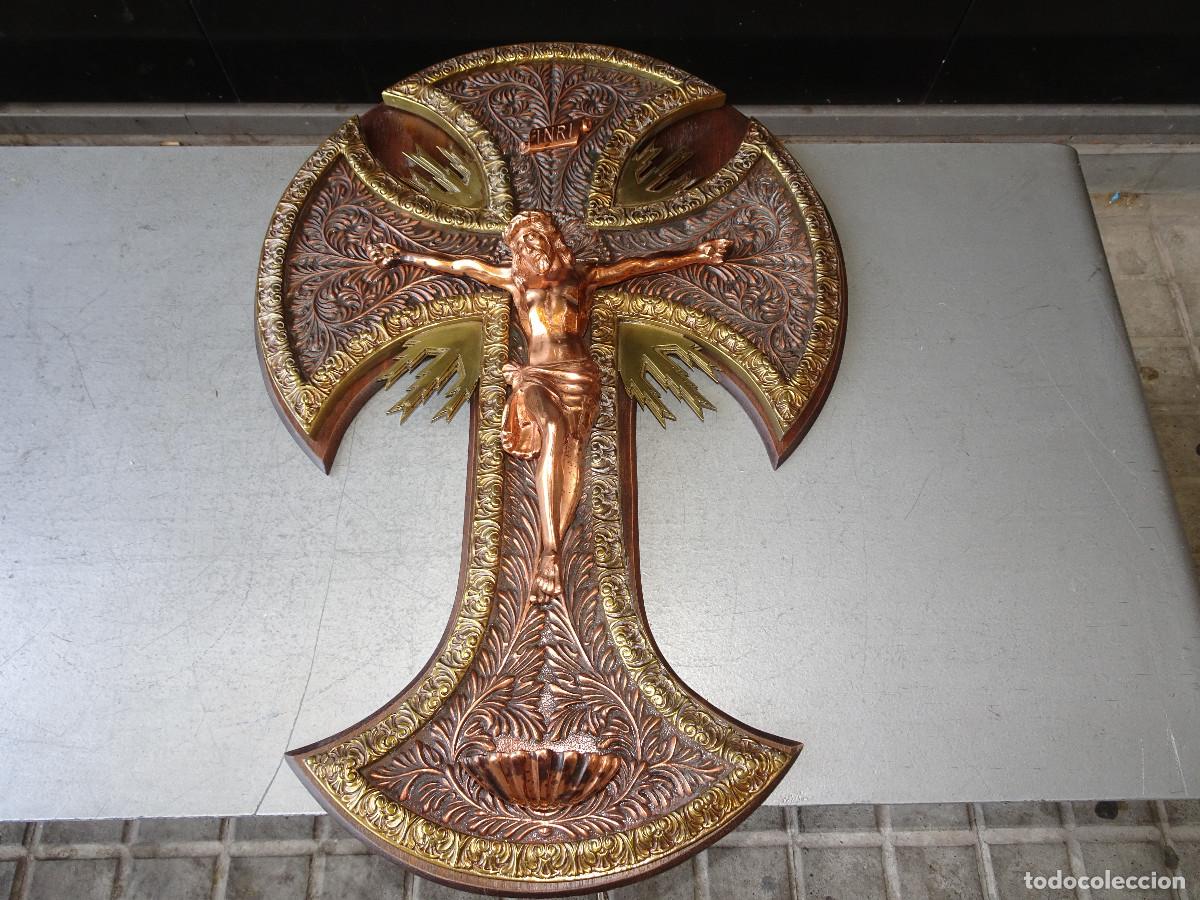 Antig&uuml;edades: Cruz Benditera de Pared - Cristo Crucificado - Cobre, Bronce y Madera Maciza - 10 Kilos -