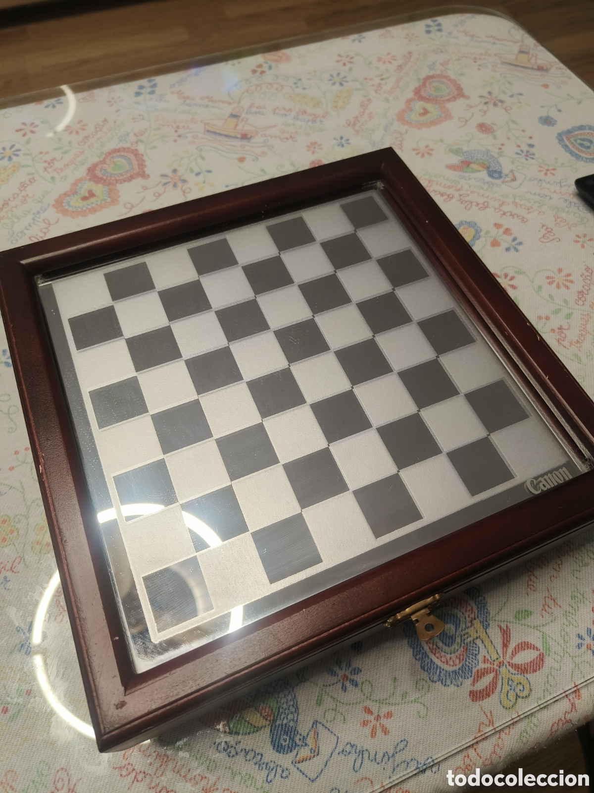 Antig&uuml;edades: Caja de ajedrez de madera y cristal. Completa. A&ntilde;os 80. Articulo promoci&oacute;n Canon.