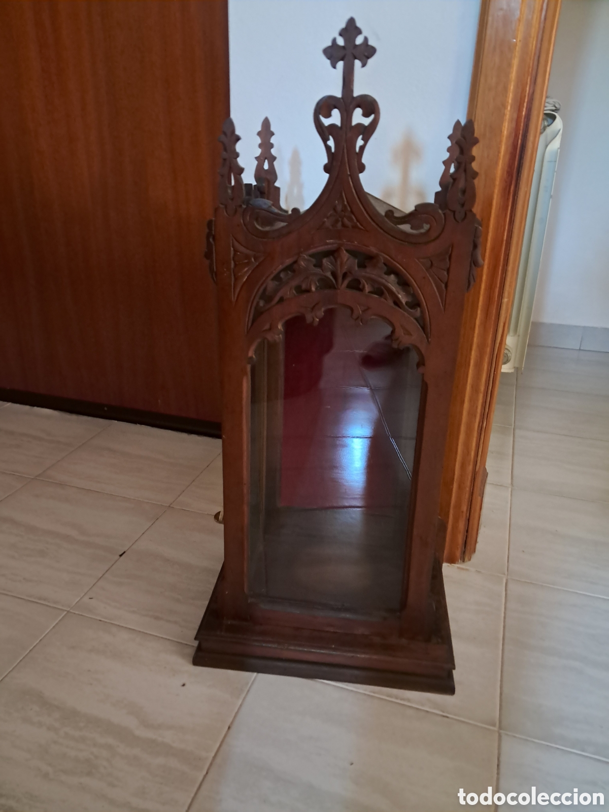 Antig&uuml;edades: Capilla de inspiracion Neogotica tallada madera i cristal