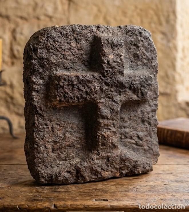 Antig&uuml;edades: Puerta de horno portugu&eacute;s con cruz tallada