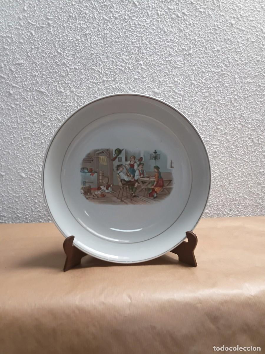 Antig&uuml;edades: Peque&ntilde;a fuente circular porcelana con motivos cl&aacute;sicos S.XVIII Pickman La Cartuja de Sevilla