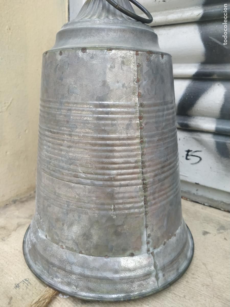 Antig&uuml;edades: Peque&ntilde;a Campana de laton hacia 1920