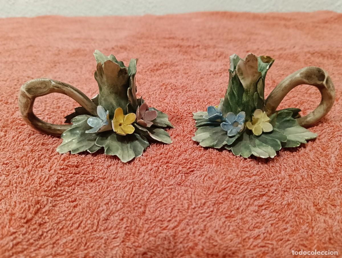 Antig&uuml;edades: Pareja de palmatorias de porcelana italiana Capodimonte con motivos florales
