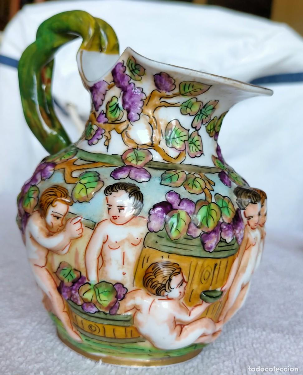 Antig&uuml;edades: Jarrita antigua porcelana policromada con querubines y racimos de uva, decoraci&oacute;n b&aacute;quica