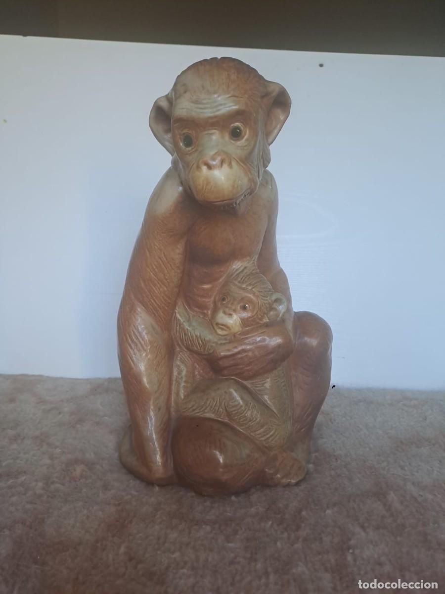 Antiguidades: Figura de gres Lladr&oacute; original - Chimpanc&eacute; con cr&iacute;a - Francisco Catal&aacute;, a&ntilde;os 70