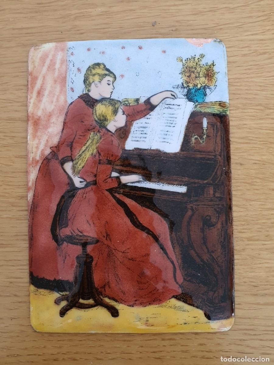 Antig&uuml;edades: Antigua Placa de Esmalte Pintada sobre Cobre - &rdquo;Muchachas al Piano&rdquo; de Renoir - Estilo Limoges