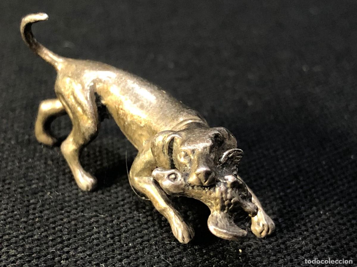 Antig&uuml;edades: Preciosa Miniatura Antigua de Perro de Caza con Presa en Plata de Ley Contramarcada - 18,15 gr.