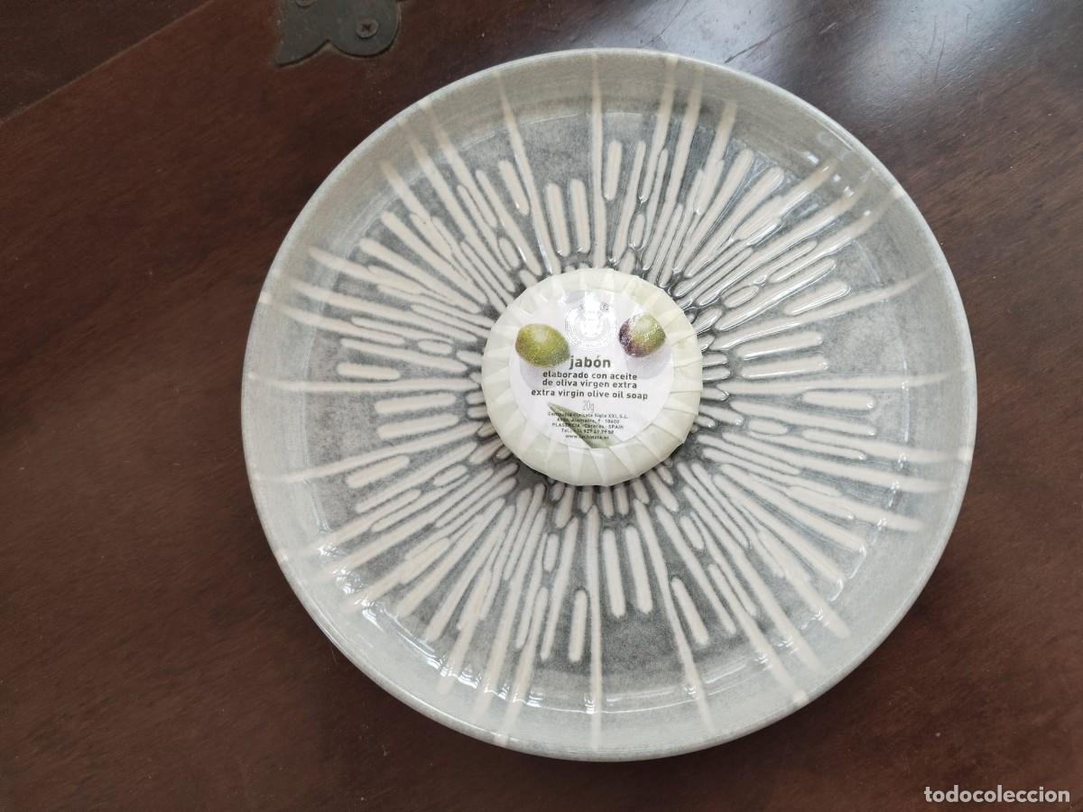 Antig&uuml;edades: Platillo jabonera La Mediterr&aacute;nea. Con pastilla de jab&oacute;n y adornos.