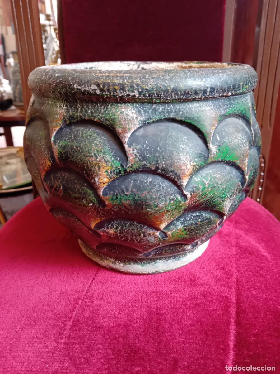 Antig&uuml;edades: Macetero de cer&aacute;mica con decoraci&oacute;n en relieve d&eacute;cada de los 80