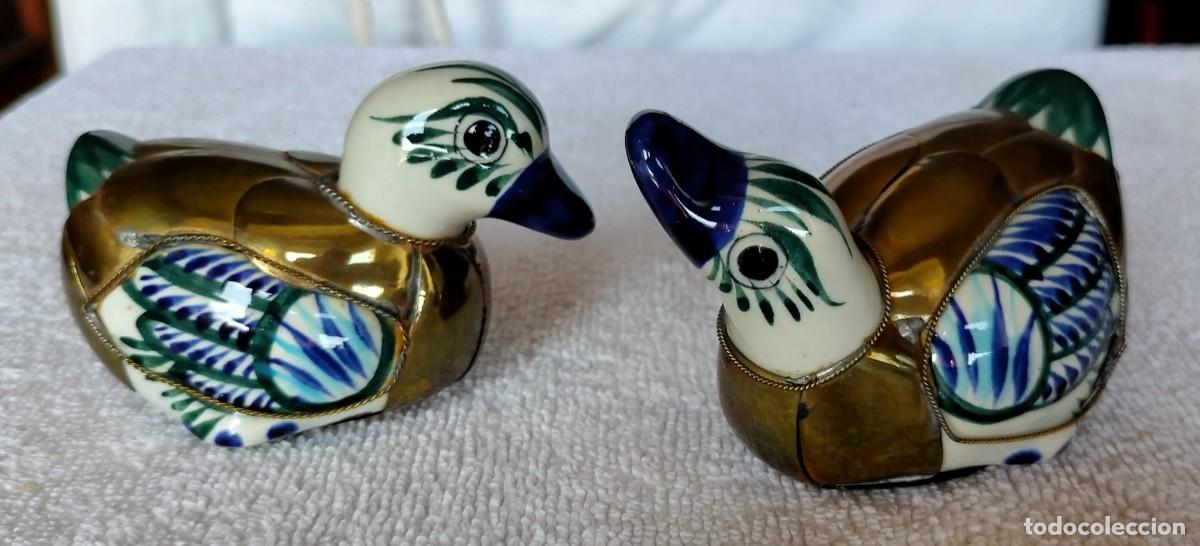 Antig&uuml;edades: Pareja de patitos vintage en cer&aacute;mica policromada con filigrana met&aacute;lica