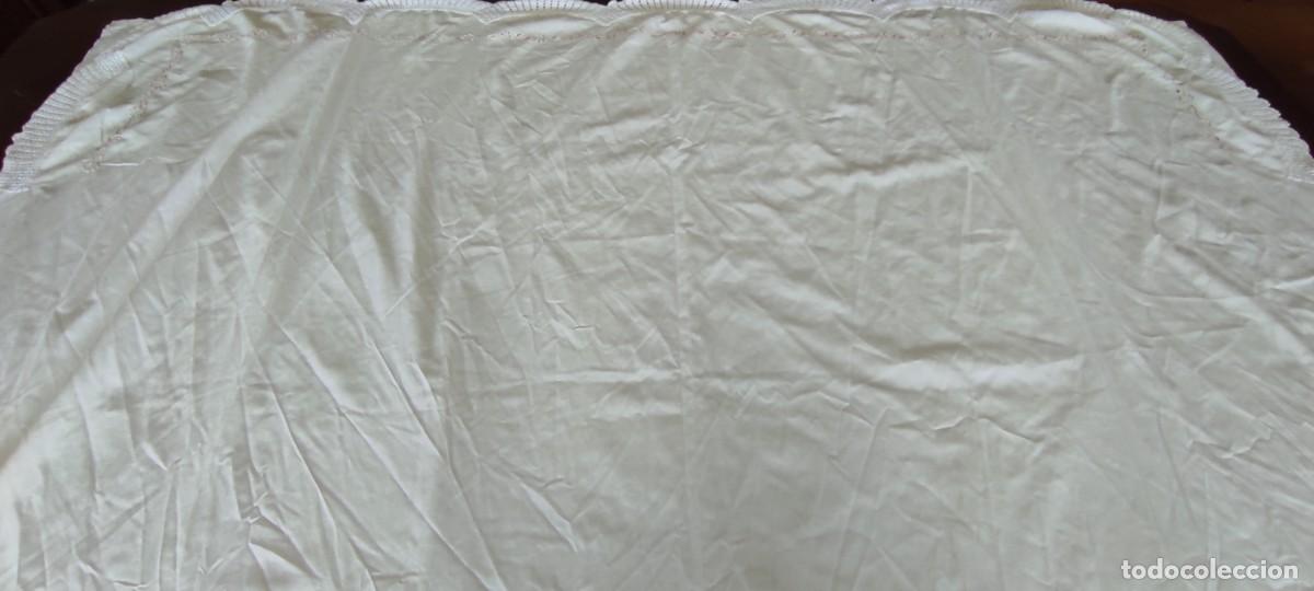 Antig&uuml;edades: ANTIGUA SABANA COLOR BLANCO ROTO CON GRAN PUNTILLA D GANCHILLO Y BORDADO ROSA - 250 x 160 cm