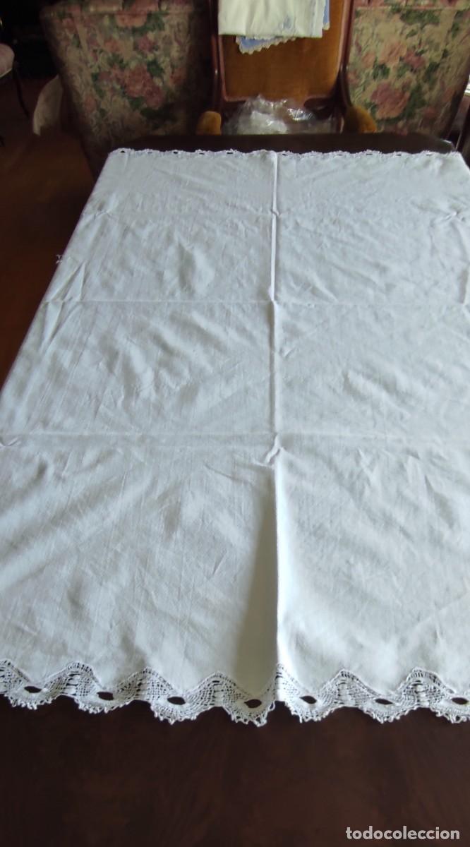 Antig&uuml;edades: ANTIGUO MANTEL DE TE / MERIENDA DE HILO BLANCO CON FINA PUNTILLA Y BORDADO FLORAL - 150 x 135 cm