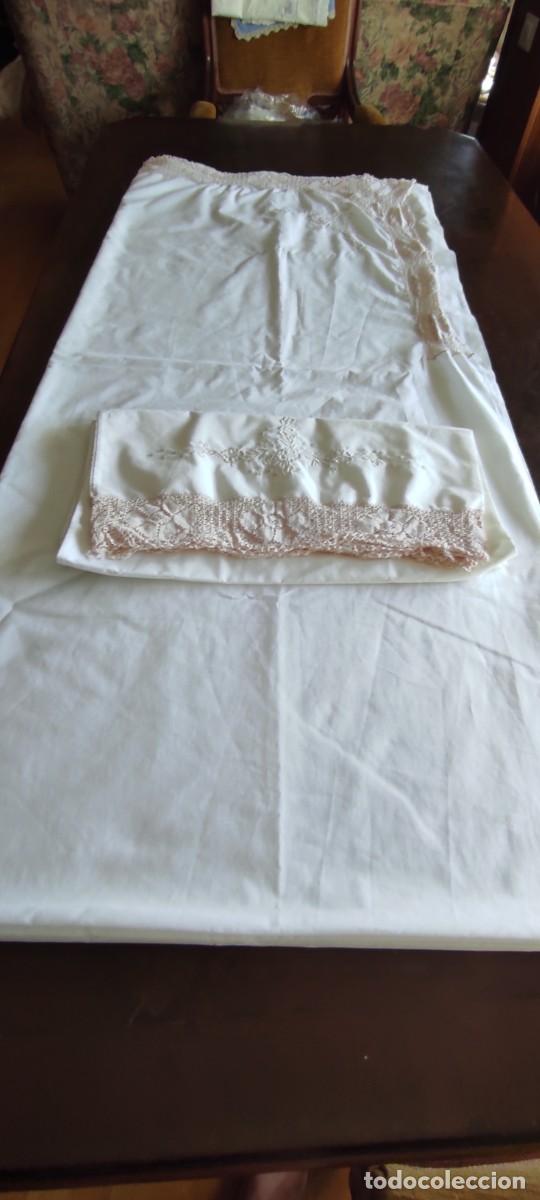 Antig&uuml;edades: ANTIGUO JUEGO DE SABANA Y ALMOHADON DE AJUAR - CAMA MATRIMONIO 135/150 BORDADO Y GRAN ENCAJE CRUDO.