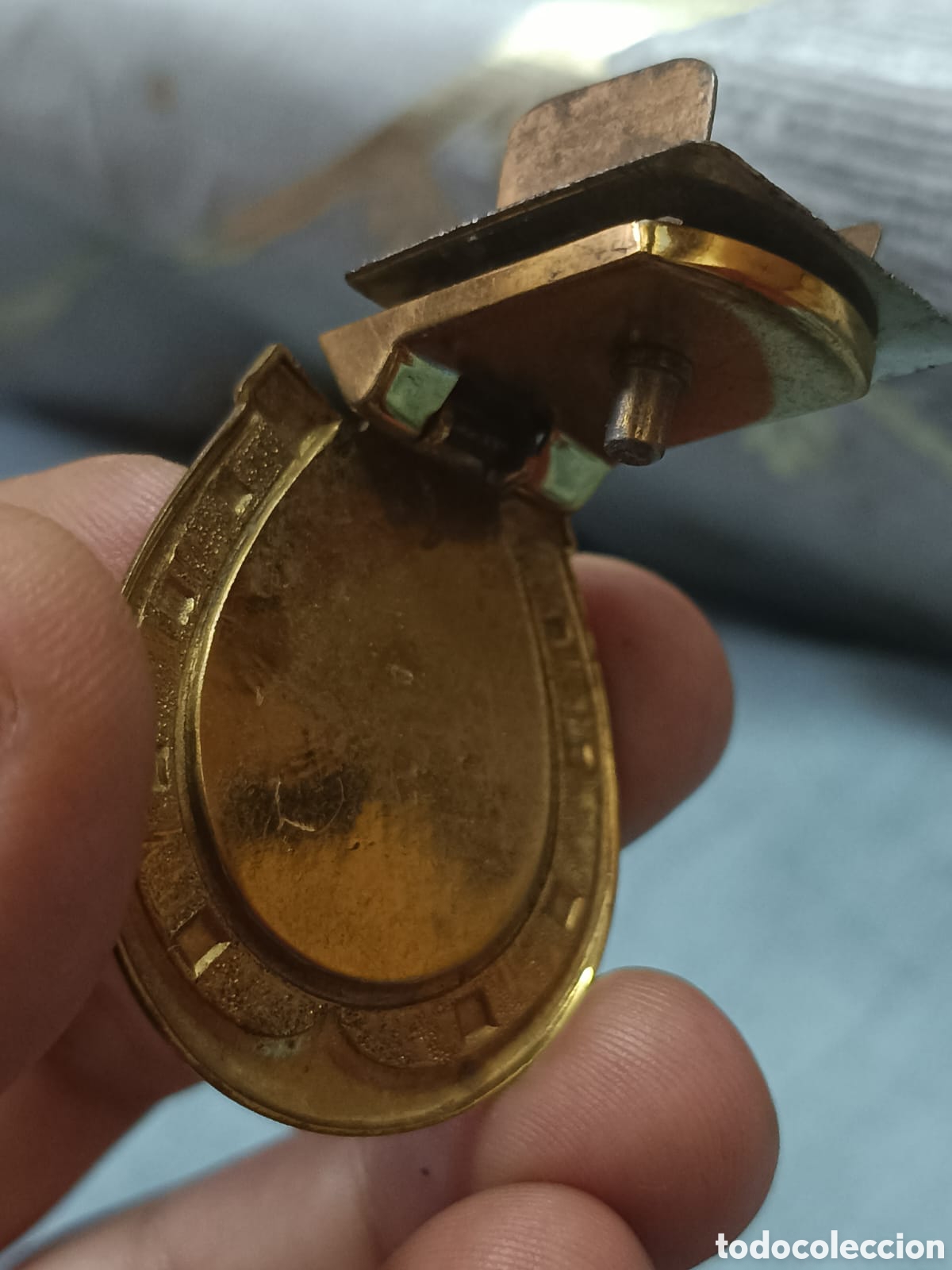 Antig&uuml;edades: Antiguo Broche de Solapa / Clip Vintage Herradura Dorada