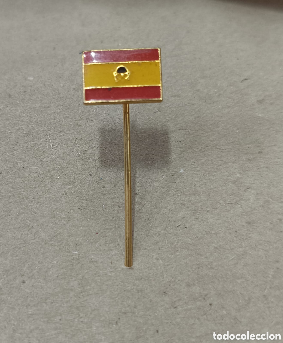 Antig&uuml;edades: Pin de Aguja &Eacute;poca de Franco - Bandera Espa&ntilde;a y Casco Militar