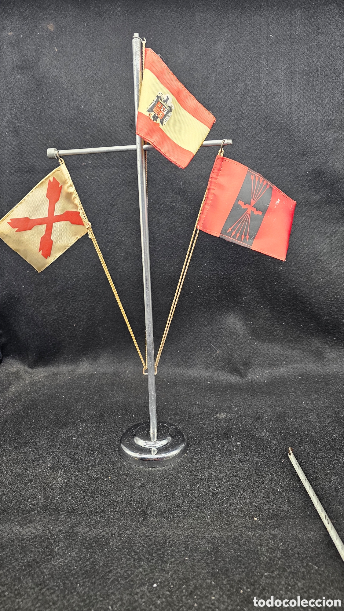 Antig&uuml;edades: Banderines de sobremesa &eacute;poca franquista
