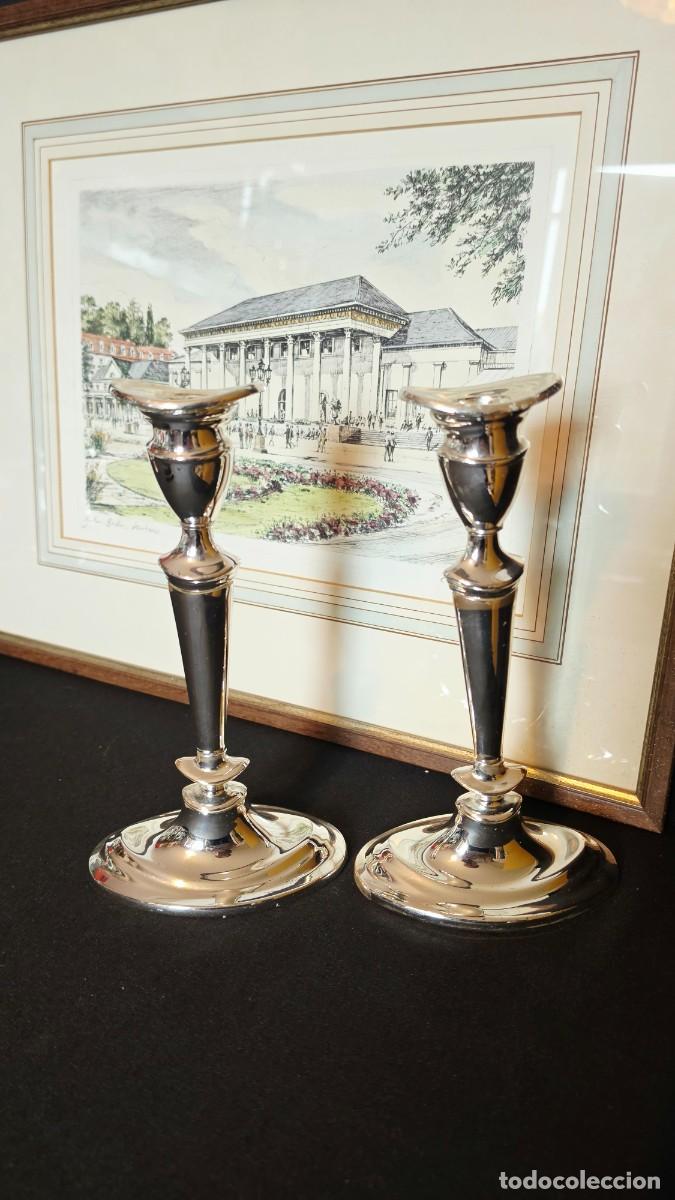Antig&uuml;edades: Elegante Pareja de Candelabros de Estilo Ingl&eacute;s en Metal Plateado de estilo Cl&aacute;sico Ingl&eacute;s o Neocl&aacute;s