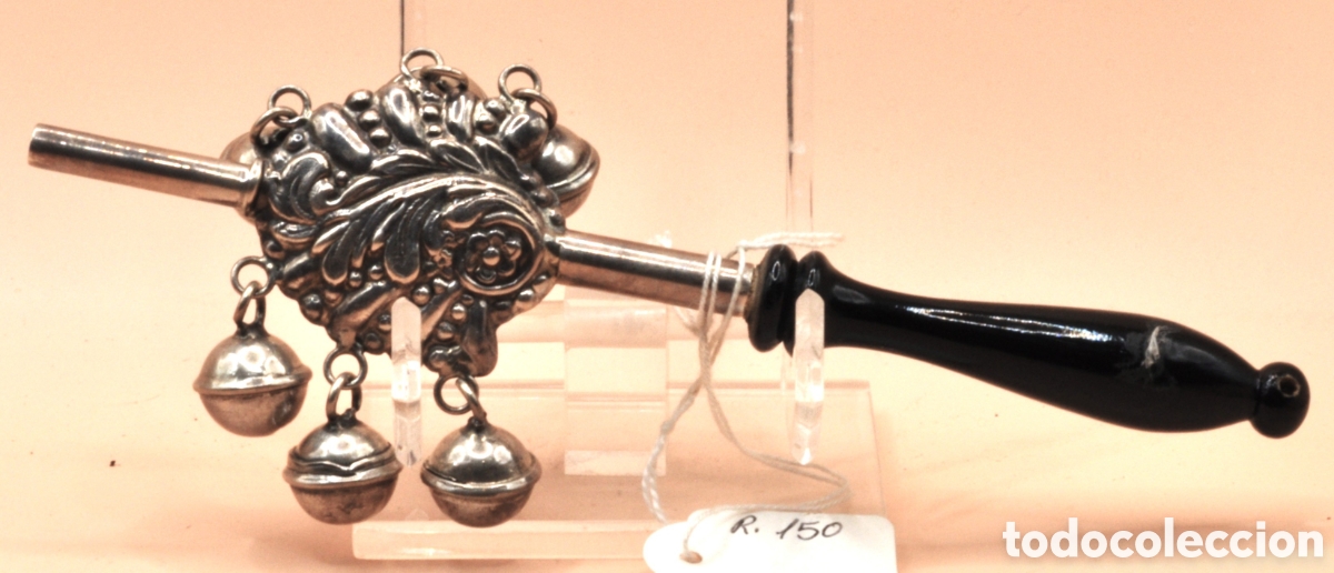 Antig&uuml;edades: Sonajero de ni&ntilde;o de plata y madera. Principios del siglo XX.