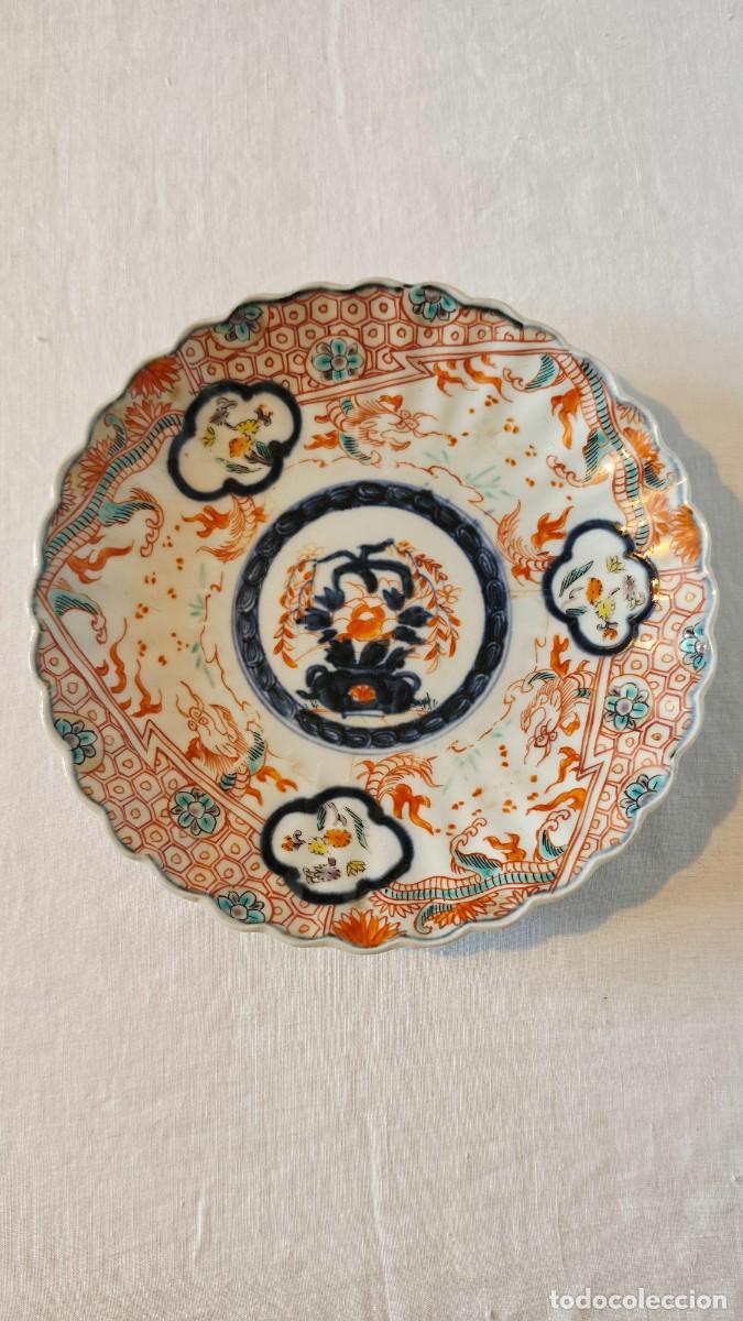 Antig&uuml;edades: Plato Hondo Festoneado de Porcelana Imari Japonesa Estilo &Eacute;poca Edo/Meiji (S. XIX) Decoraci&oacute;n de Dra