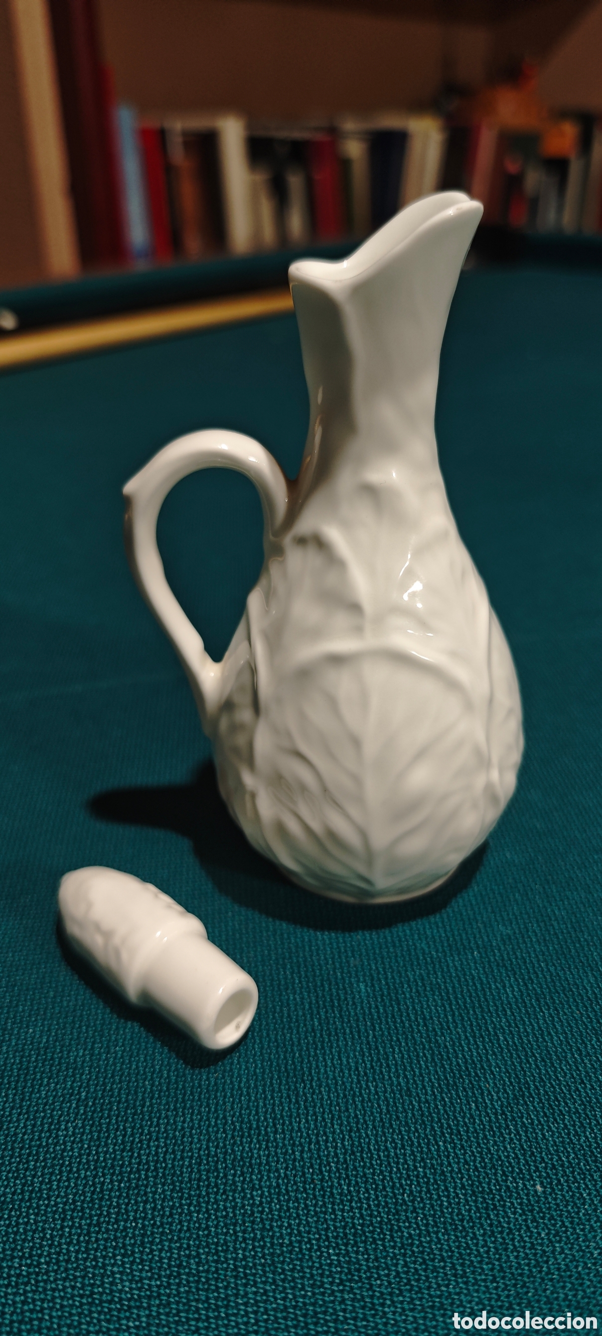 Antig&uuml;edades: Jarrita de porcelana inglesa de Coalport