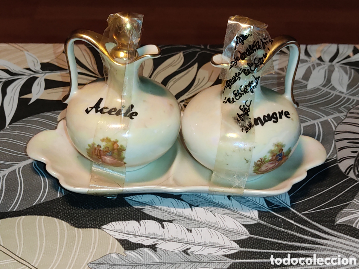 Antig&uuml;edades: Juego de aceitera y vinagrera de porcelana con imagen rom&aacute;ntica de la &eacute;poca,estilo Limoges.A&ntilde;os 40