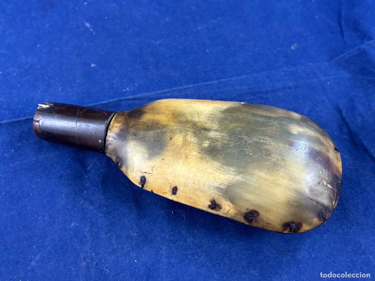 Antig&uuml;edades: Polvorera antigua asta de toro siglo XIX artesanal buen estado. 15 cm.