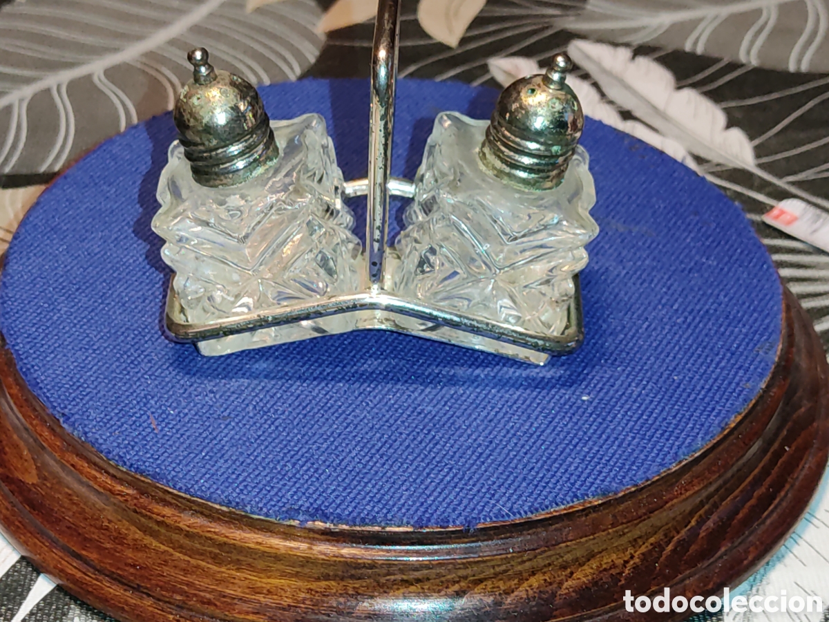 Antig&uuml;edades: Antiguo juego de salero y pimentero de cristal de Bohemia y tapones de plata.