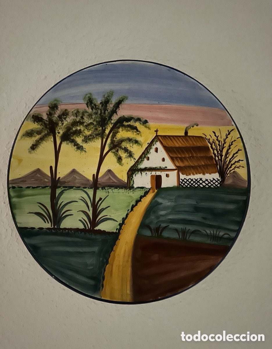 Antig&uuml;edades: Pareja de platos decorativos de cer&aacute;mica pintados a mano