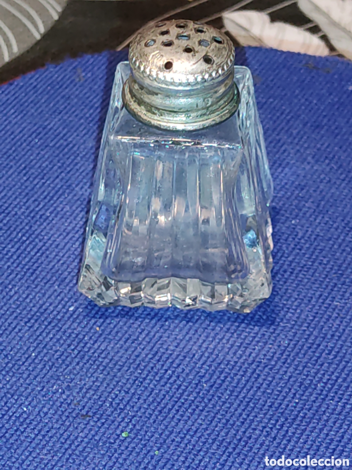 Antig&uuml;edades: Peque&ntilde;o salero de cristal tallado con tap&oacute;n de plata