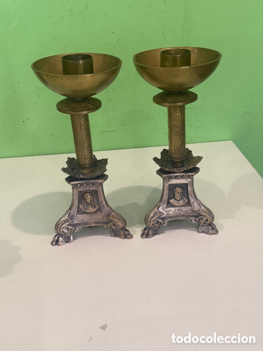 Antig&uuml;edades: Pareja de candeleros cristianos de altar en bronce plateado Siglo XIX