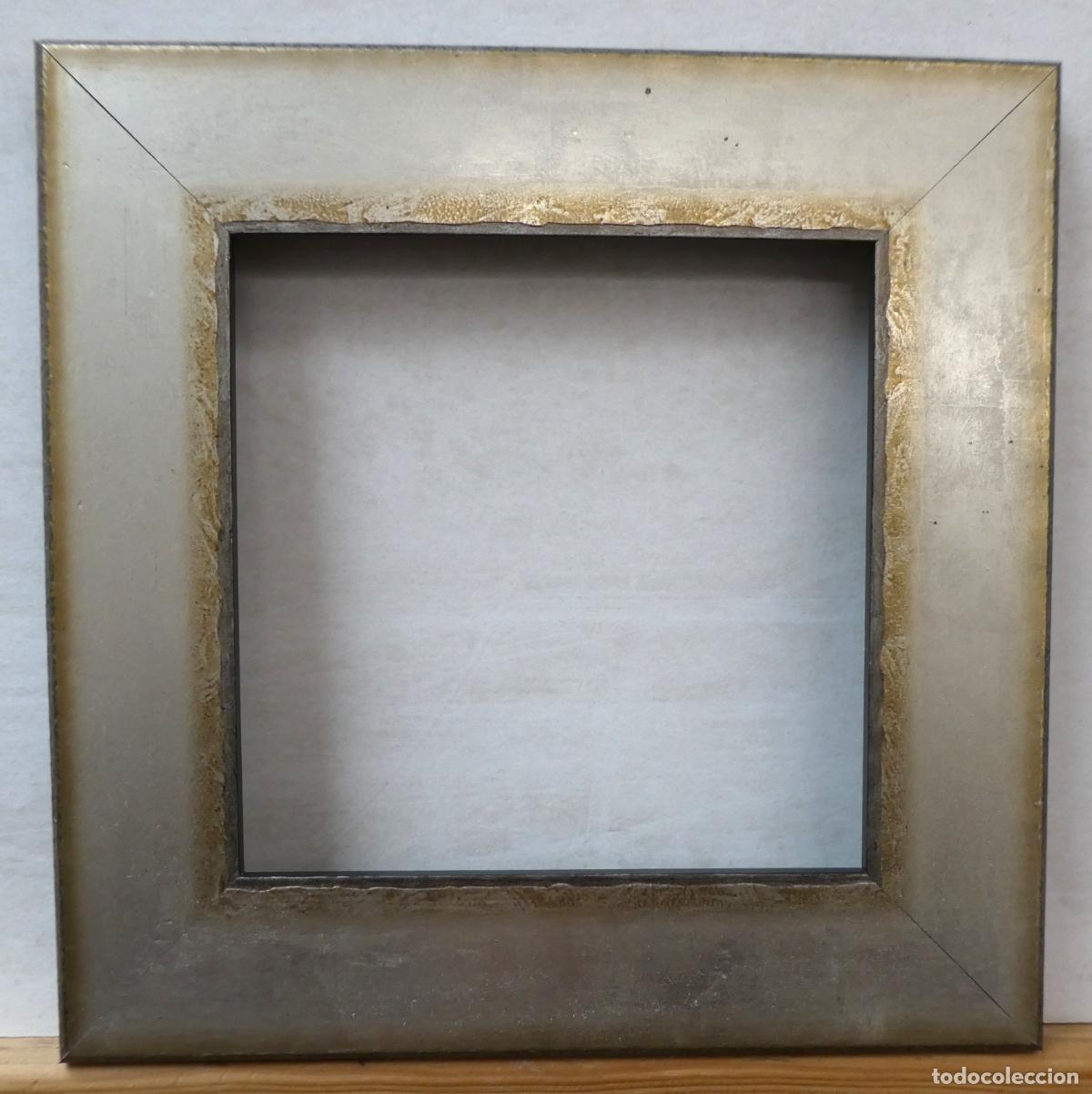 Antig&uuml;edades: Marco plateado, mide interior 19,5X19,5 cm y 29,5X29,5 cm exterior,.