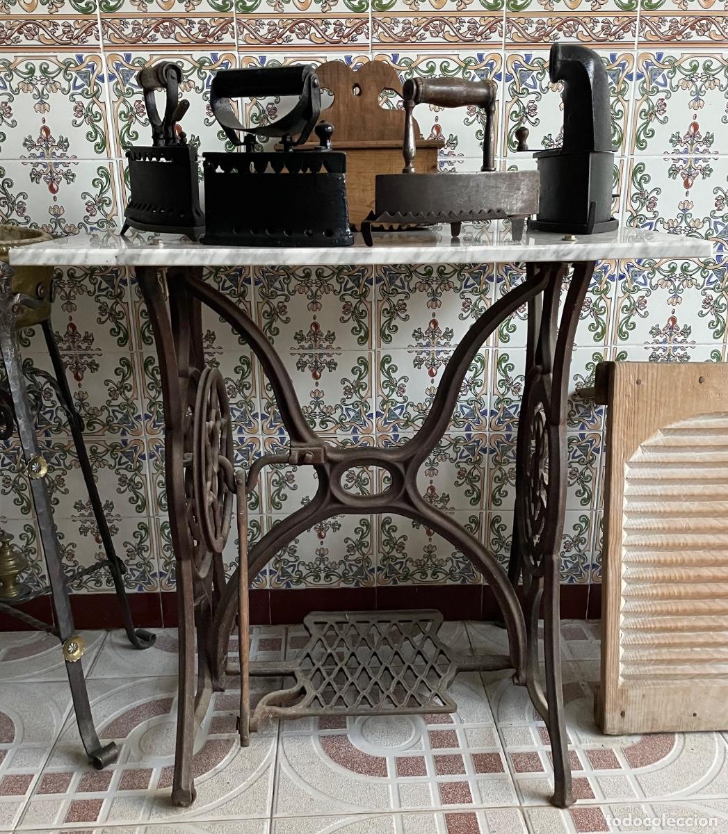Antig&uuml;edades: MESA CON PIE DE M&Aacute;QUINA DE COSER MARCA SINGER Y SUPERFICIE DE M&Aacute;RMOL BLANCO. 76X43 CMS Y 74 CMS ALTO