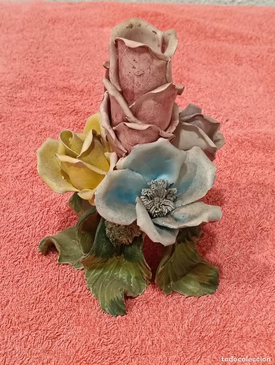 Antig&uuml;edades: Palmatoria de porcelana italiana Capodimonte con motivos florales