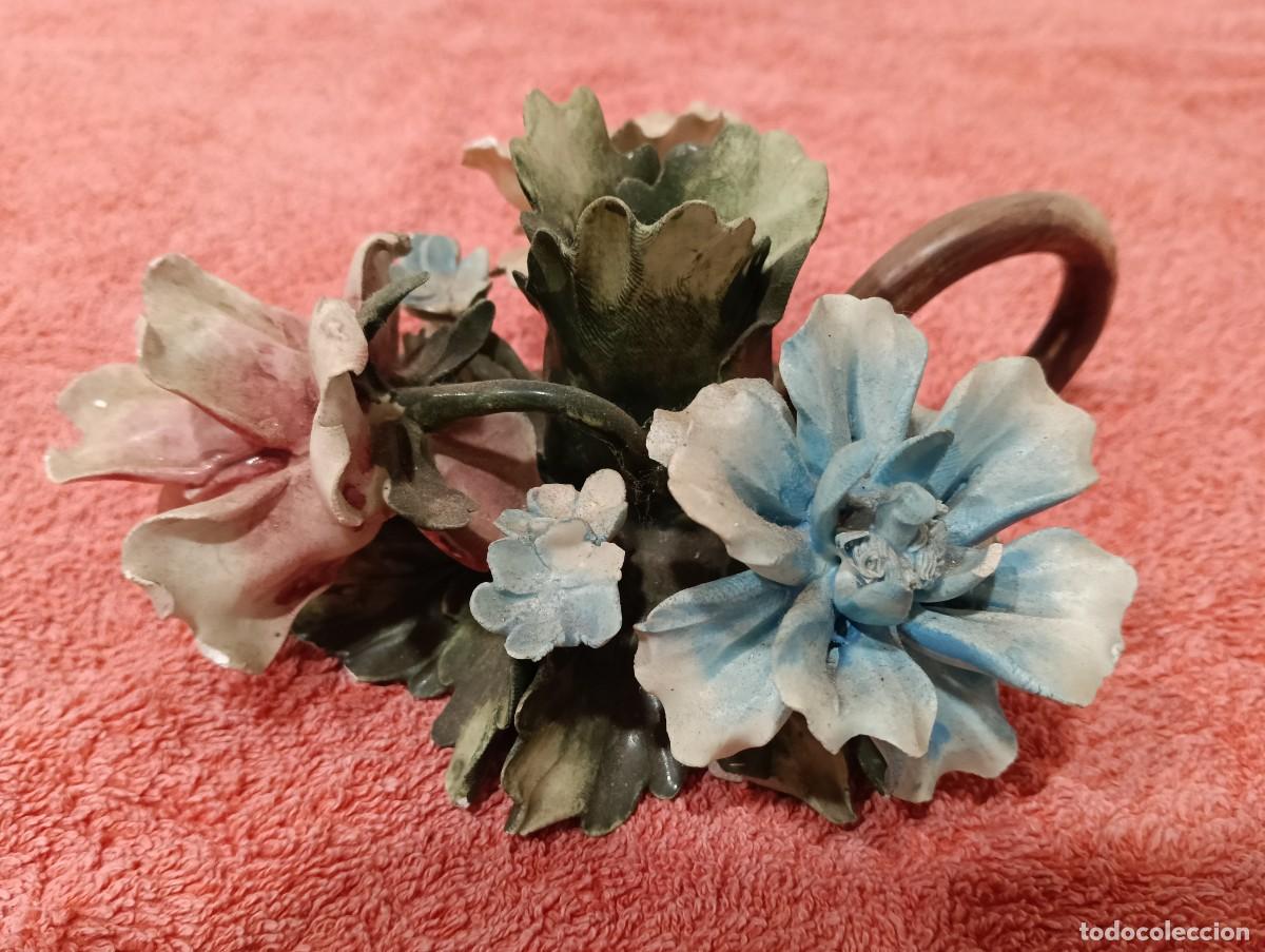 Antig&uuml;edades: Palmatoria de porcelana italiana Capodimonte con motivos florales
