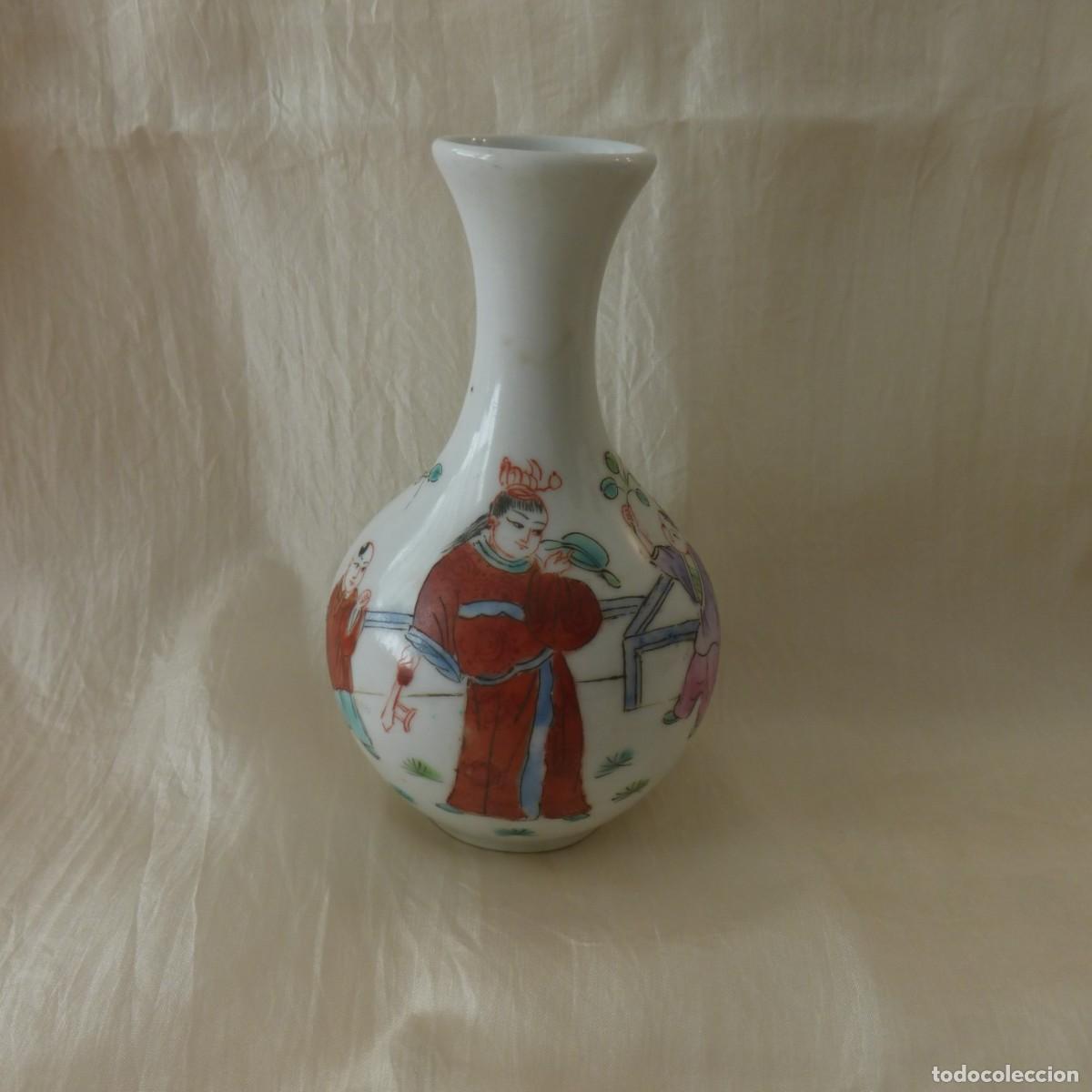 Antiquit&auml;ten: ANTIGUO PEQUE&Ntilde;O JARRON CHINO PORCELANA PINTADO A MANO SELLADO PPIO. S. XX SMALL CHINESE VASE