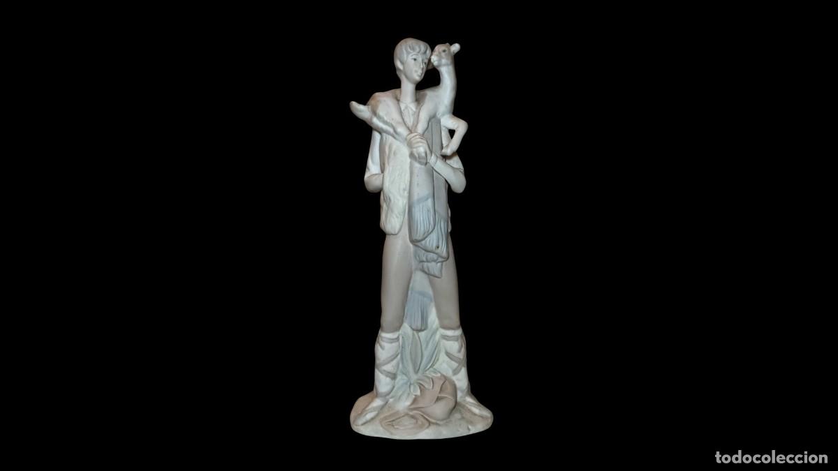 Antig&uuml;edades: FIGURA LLADR&Oacute; GRES - PASTOR CON CORDERO AL HOMBRO - PORCELANA - A&Ntilde;OS 70 - RETRO