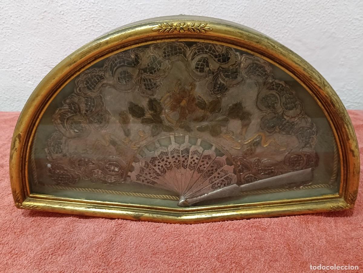 Antiquit&eacute;s: Gran abanico decorativo enmarcado bajo cristal. Marco dorado semicircular. 53 cm