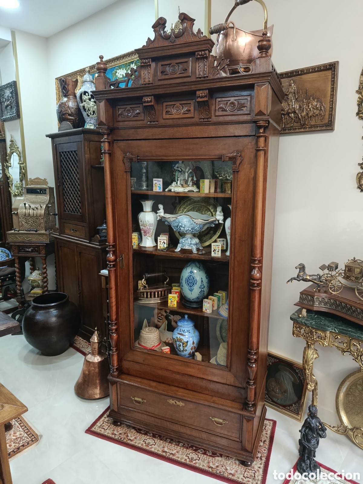 Antig&uuml;edades: Vitrina Alfonsina de madera Noble
