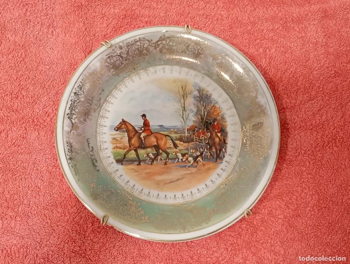 Antig&uuml;edades: Plato de porcelana con escena de caza a caballo. Decoraci&oacute;n dorada. 23,5 cm