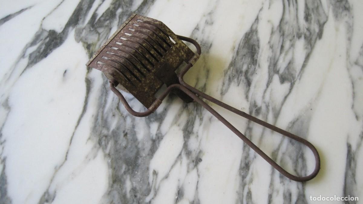 Antig&uuml;edades: ANTIGUO CORTADOR DE PASTA DE METAL - COCINA