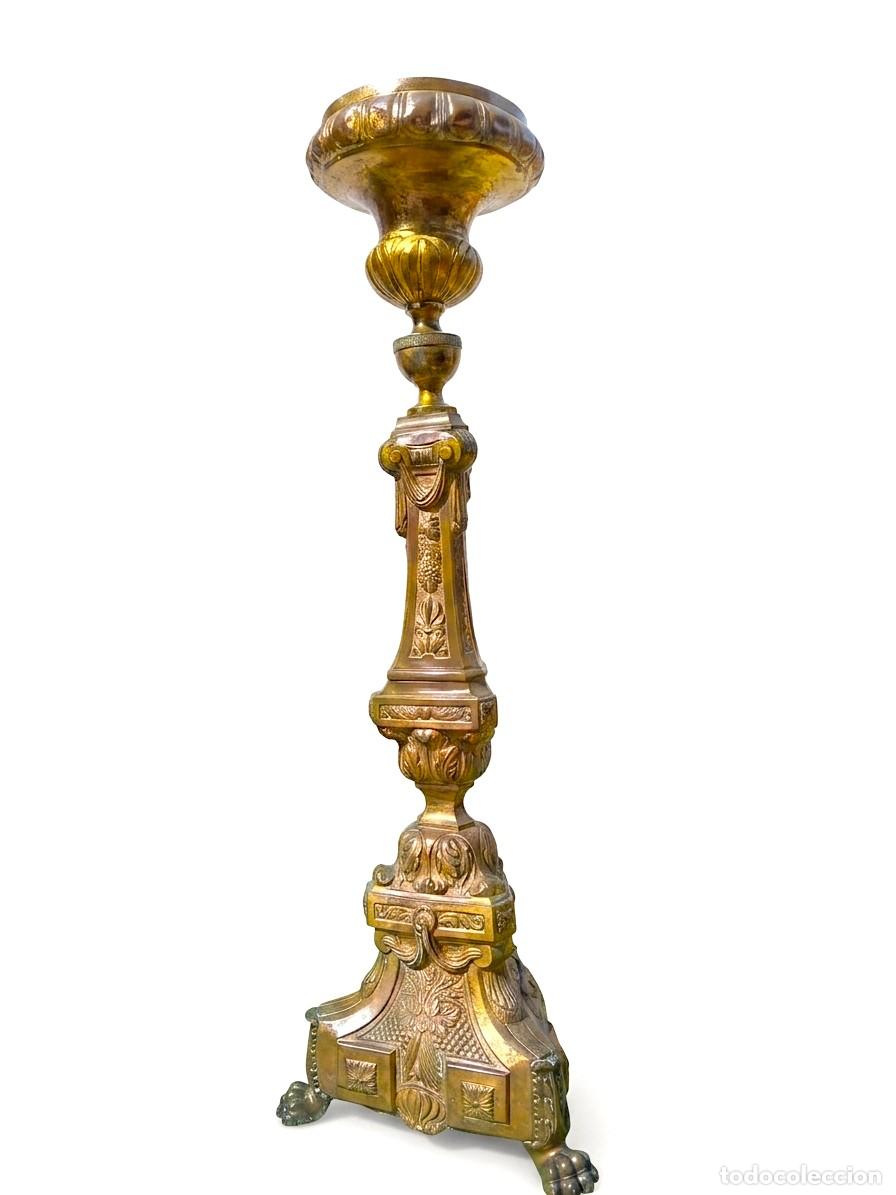 Antig&uuml;edades: ANTIGUO CANDELABRO DE IGLESIA PALMATORIA DE LAT&Oacute;N CON ICONOGRAF&Iacute;A RELIGIOSA PORTA CIRIOS NEOCL&Aacute;SICO