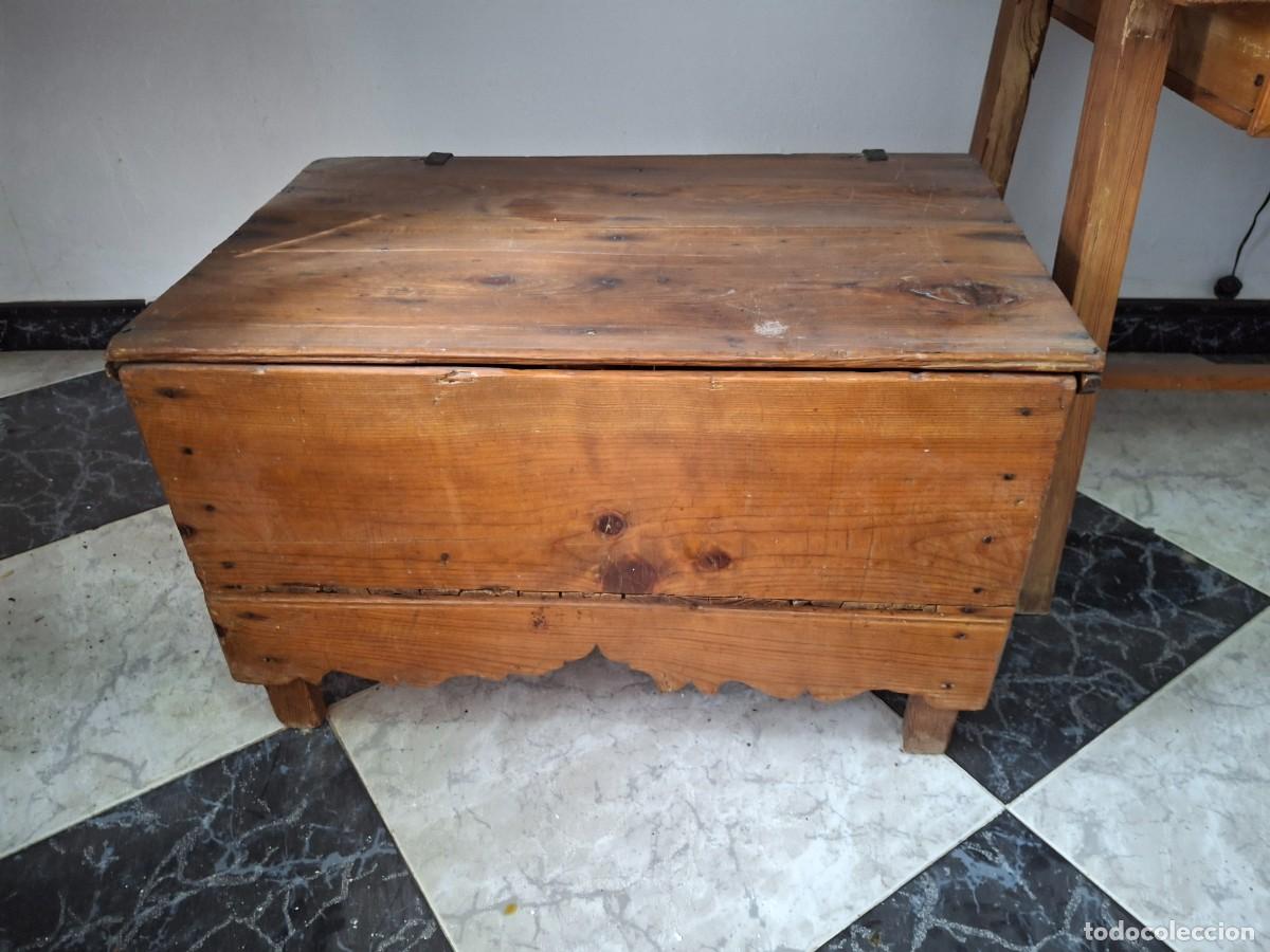 Antiquit&auml;ten: Antiguo Arc&oacute;n Mediano De Cortijo Andaluz - Madera Maciza con Fald&oacute;n Tallado Tradicional - S. XIX