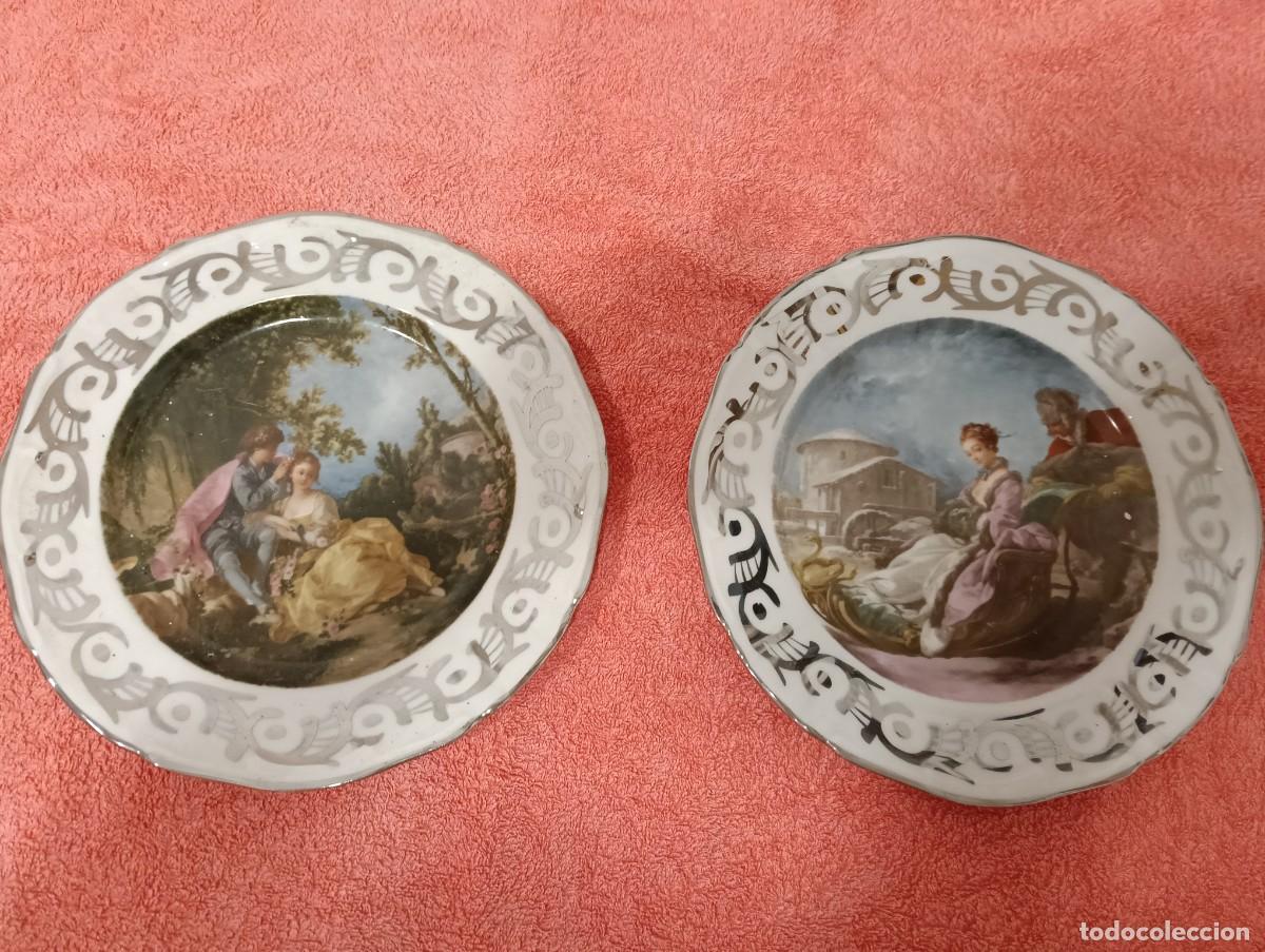 Antig&uuml;edades: Pareja de Platos de Porcelana Decorfinsa - Escenas Galantes / Rom&aacute;nticas - Borde Calado Plata - 25,5