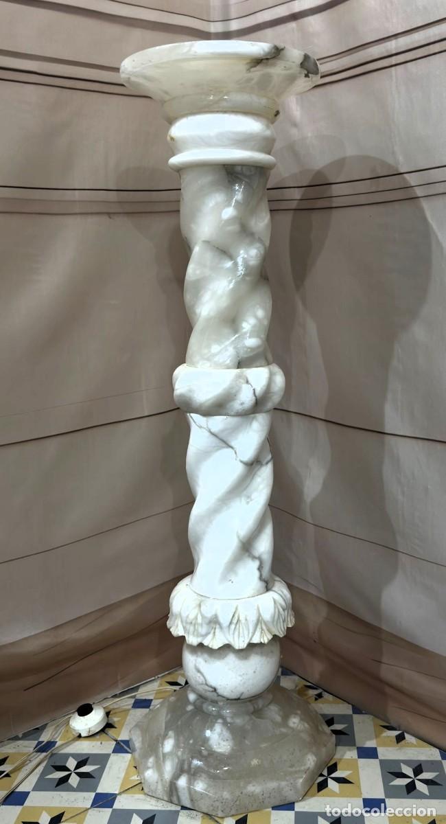 Antig&uuml;edades: Columna pedestal de alabastro tallado de mediados del siglo XX con un dise&ntilde;o de fuste salom&oacute;nico.