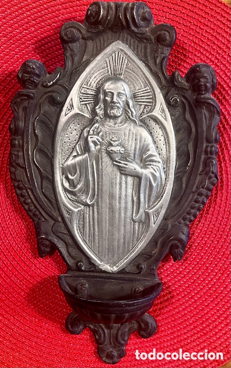 Antig&uuml;edades: Benditera Vintage de Pared en Lat&oacute;n, Sagrado Coraz&oacute;n de Jes&uacute;s (c. 1940)