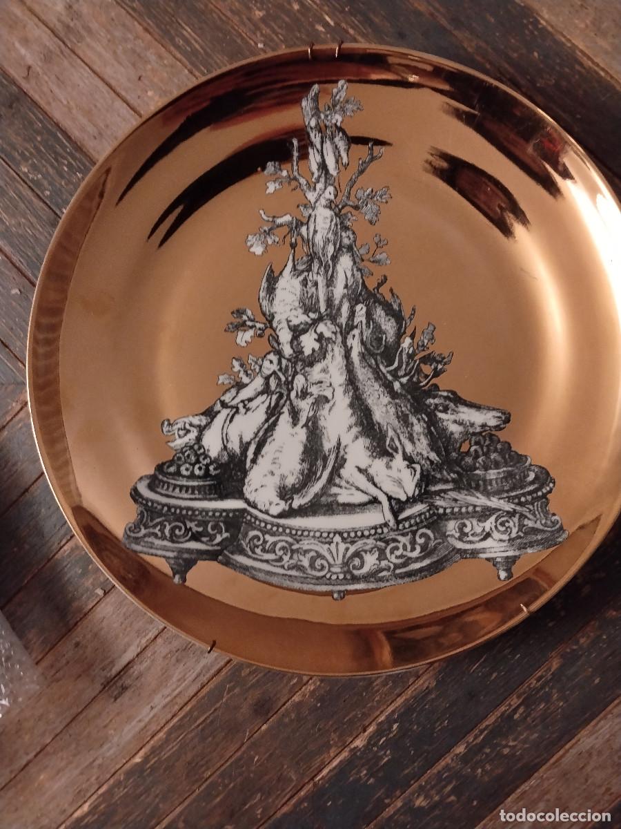 Antig&uuml;edades: Plato Fornasetti PANOPLIE n&ordm; 6 &ndash; Dorado &ndash; Original