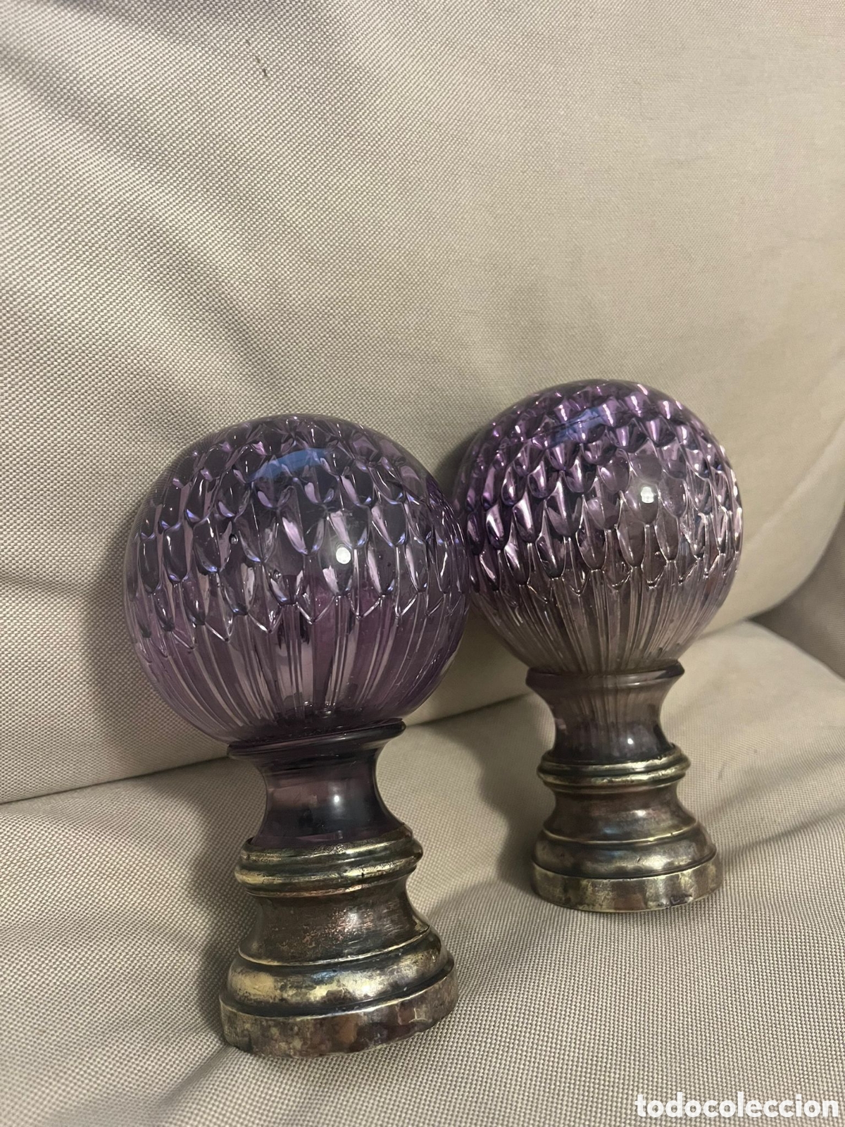 Antiguidades: Bolas de escalera en cristal nido de abeja, color morado.